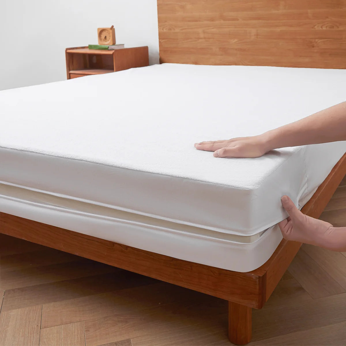 Waterproof Mattress Cover with Zipper, Ultra Soft Terry Surface, Thick Mattress Protector for Single or Double Bed