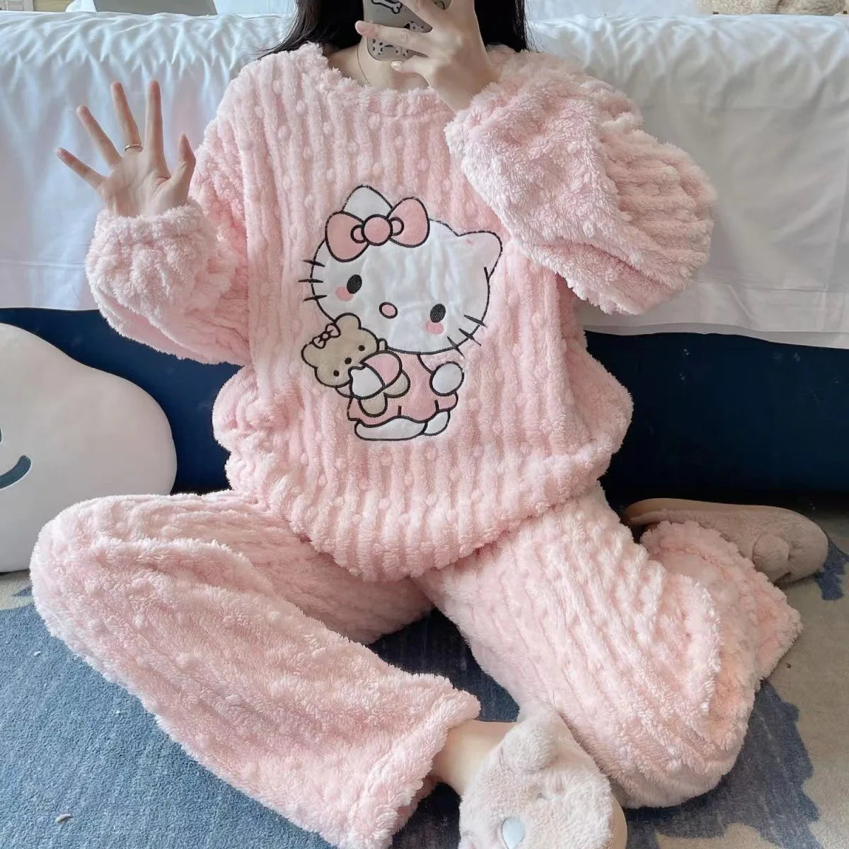 Hello Kitty Autumn Winter Fleecing Pajama Suit Warm Woolen Velvet Loungewear Set Top Elastic Waist Pants Women Sleepwear set